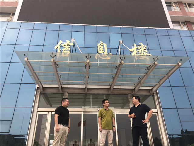 参观校园.JPG
