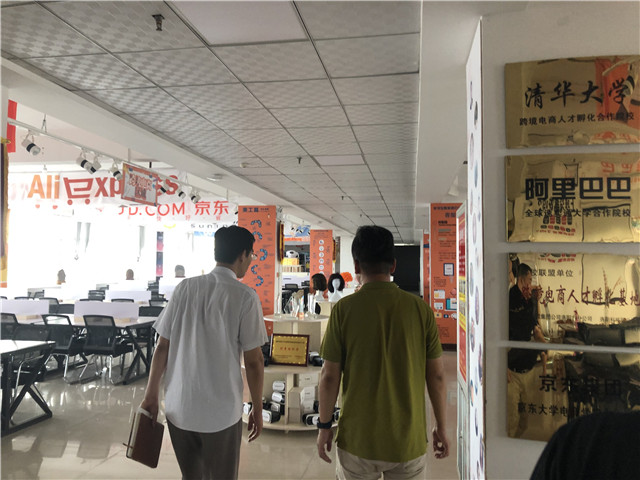 邵总参观校内实训室.JPG