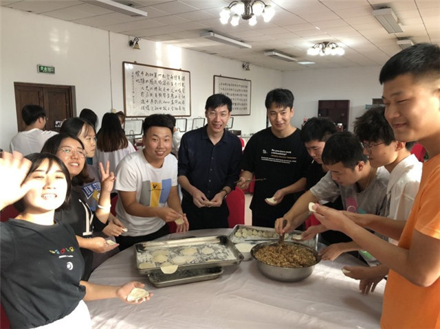 白瑞军老师包饺子.jpg